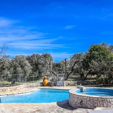 Trullo Degli Ulivi Con Piscina E Vasca Per Bambini Holiday home