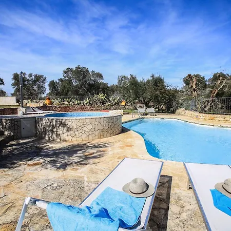 Trullo Degli Ulivi Con Piscina E Vasca Per Bambini