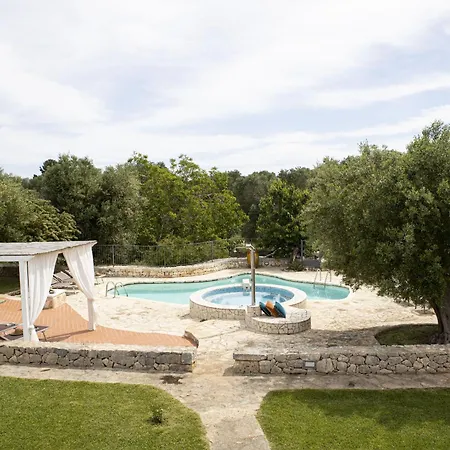 Trullo Degli Ulivi Con Piscina E Vasca Per Bambini Holiday home
