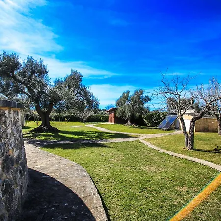 Trullo Degli Ulivi Con Piscina E Vasca Per Bambini